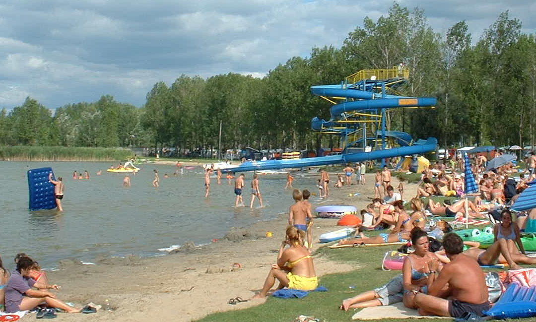 Csúszda a tóparton